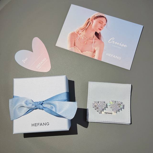 我们出品 Hf爱心耳夹 晓彤，蒋梦婕同款！，太闪太闪了！自带女主角光环，爱心以像素块的形式拼接而成，银色方块上还镌刻了马尾芭比的头像，背面也是设计感满满！太好看