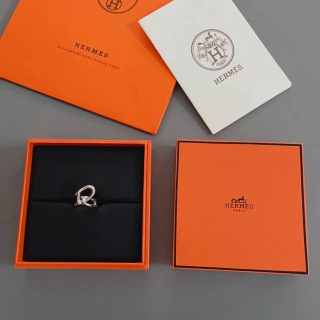我们出品 H戒指 风靡整个Ins圈网红戒指，非常重磅，这个非常的简约百搭，很Ins极简风，最火网红戒！Zg断货王，超难买！非常简约大气的金属戒，自带高级效果！金