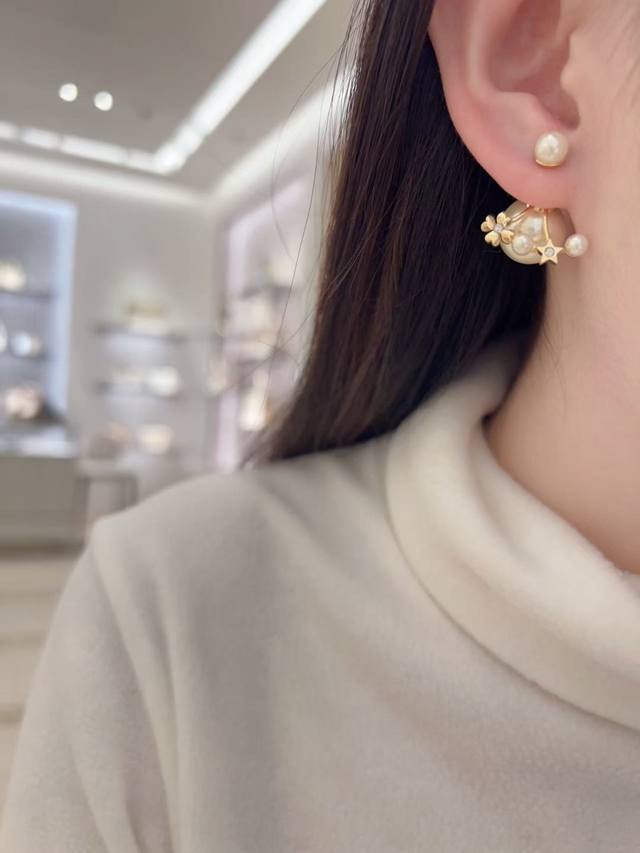 我们出品 Z批 5720，量大咨询客Fu Dor五角星四叶草珍珠耳环 25春夏最新系列每期必入的珍珠耳环！五角星中间点缀一颗小米珠，灵动又俏皮！少女心贵气感并存