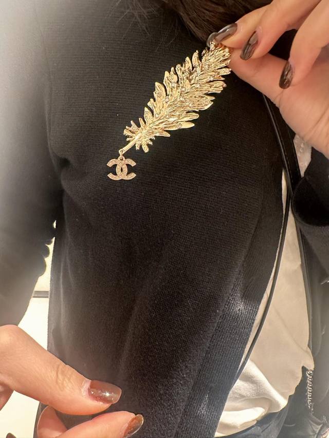 我们出品 Zp10270量大咨询客Fu 香羽毛吊双C胸针 25夏季最新款绝美系列！即将出货！老规矩先到先得！羽毛设计太高级了！非常有高级珠宝的既视感闭眼冲浅金，