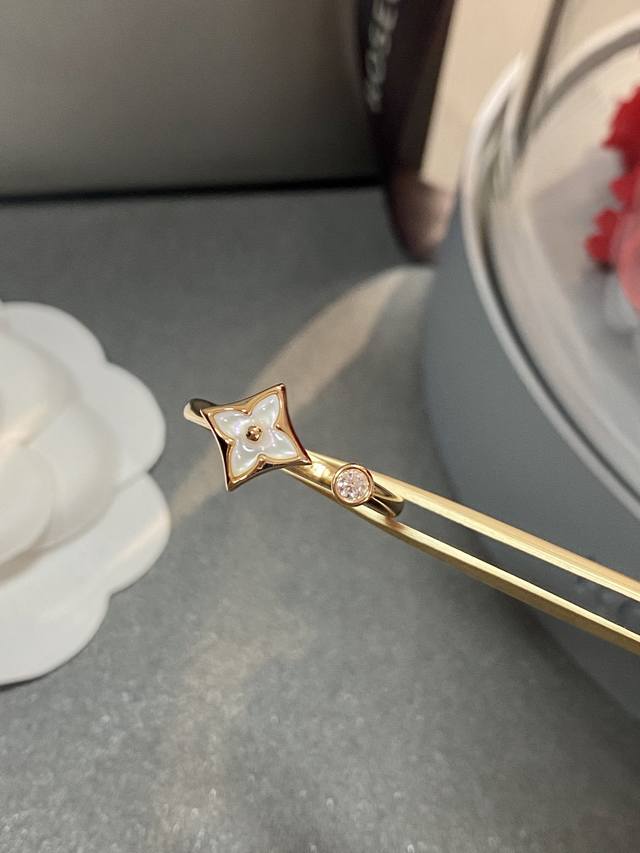 新款 Color Blossom 戒指尺寸5678号 空断设计 非常适合戴在食指 时尚简约的风格带点色彩 Star Blossom超级女王王款 非常适合戴叠 這