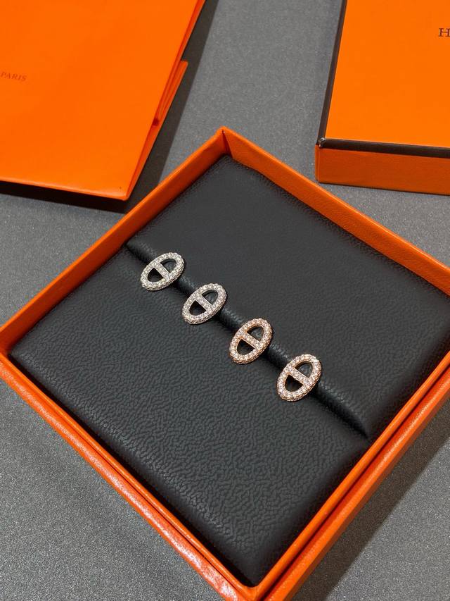闪瞎眼的猪鼻子全钻耳钉 全名叫“New Farandole Earrings”，俗称猪鼻子耳钉。 全钻真的好闪，Blingbling的效果