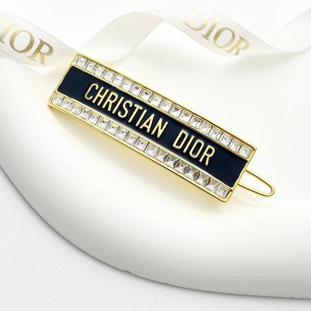 发夹热销款火爆上新 Dior Code系列发夹 黑色珐琅携刻Christian Dior字样，镶边小钻石闪到像焊了高光！黑金配色超A 自带高级滤镜配色，周末出游