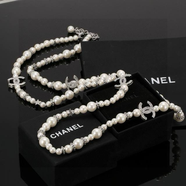 最新款Chanel 香奈儿双C珍珠项链 毛衣链非常好看， 精致大方，好不好品质说话，全部都实拍，图片全程无批S，不弄虚作假，我家的香奈儿拿过的都知道品质的！零售