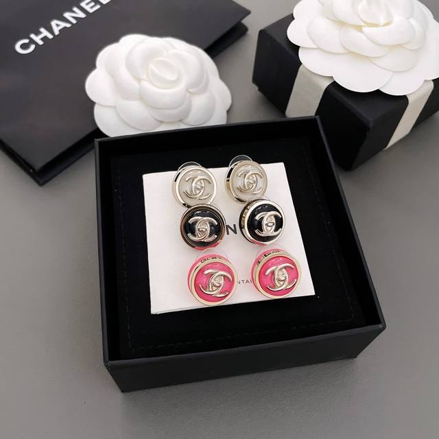 高品质 细节如图 香圆形亚克力书包扣耳钉 代购购入Z 4980！粉色，黑色，白色，三个颜色！太绝美啦认准我们家出品！三个颜色都超美！认准我们家出品！一致Z批细节