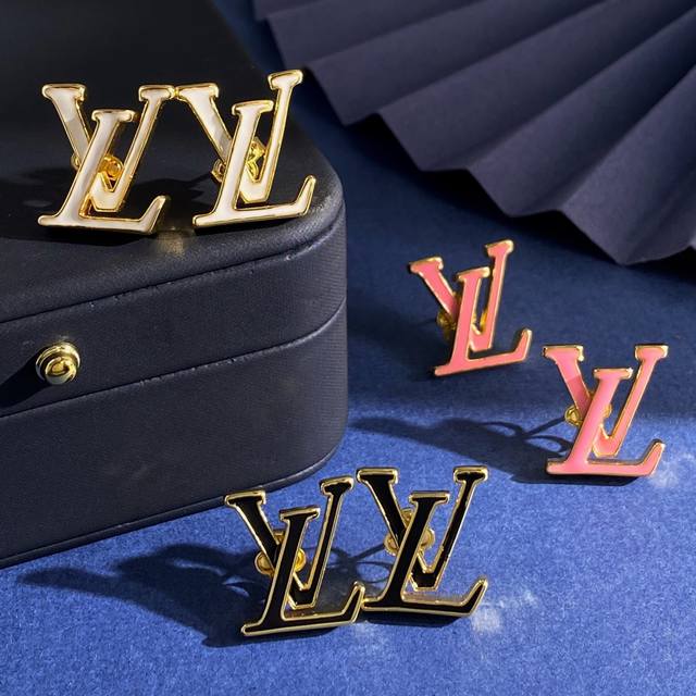耳钉Lu92 Lv路易威登时尚气质百搭白色黑色粉色滴油Lv字母耳钉 黄铜材质 3个色:金白 金黑 金粉 重约8.4G 尺寸约1.77Cm*1.92Cm*0.4C
