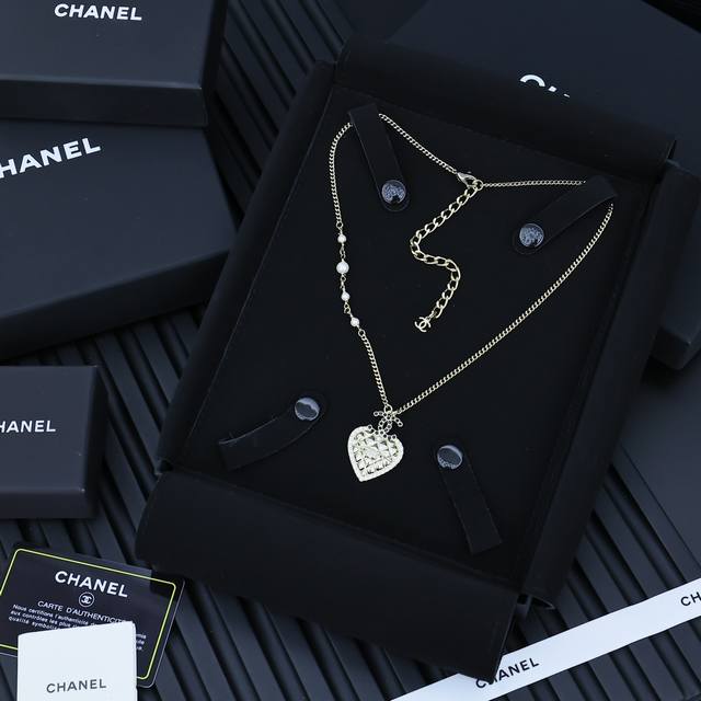 Chanel 手工坊宮廷爱心项链，浓浓复古的气息见到这系列的美物真的是万劫不复， 岁月在她身上留下的痕迹又让它多了些古老的魅力