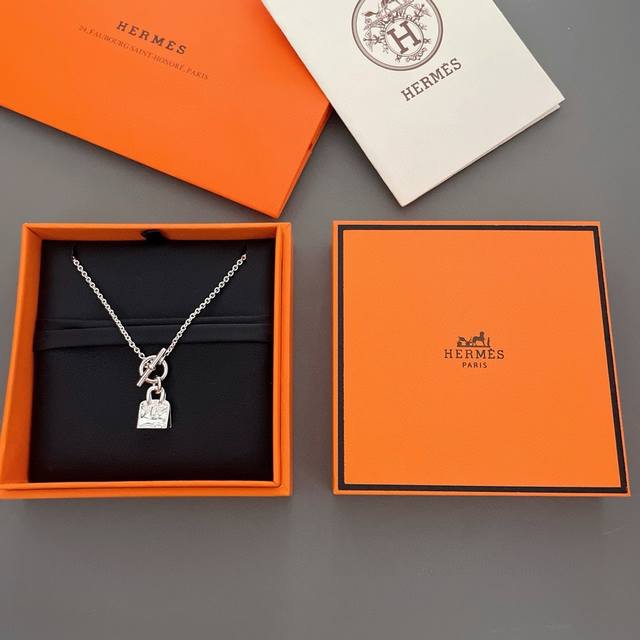 人气王性价比无敌的Birkin包包银色项链 Birkin Amulette 批Endant项链 百搭Birkin包包项链，银饰设计风格视觉感官的刺激 看似简单的
