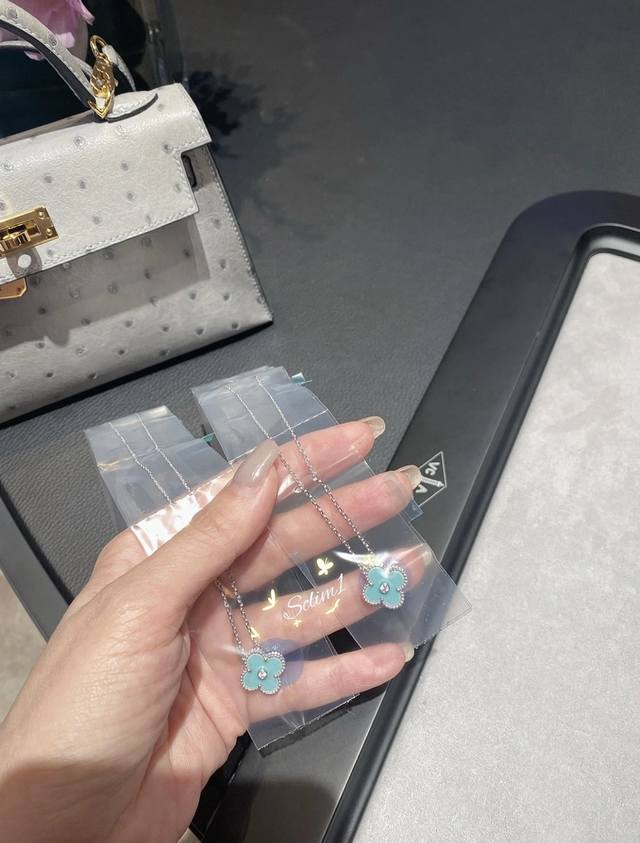 V金材质Vca圣诞限量款，淡蓝色陶瓷镶钻四叶草，送礼自用都不要太好哦