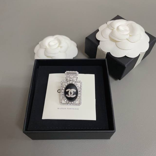 我们出品 香小羊皮香水瓶胸针 Z 5200，绝美的一款Brooch，经典的香水瓶元素，花边满钻加上蝴蝶结的设计非常的小女人优雅气质，中间的椭圆又搭配了小羊皮帅气