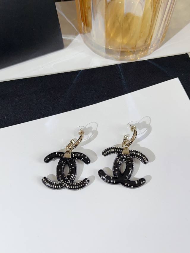 Chanel中古黑金亚克力耳环 特别的金属质感打造渐变亚克力纹路设计，水晶点缀是整体的别致亮点，经典Logo设计透露着青春洋溢又不失女人魅力