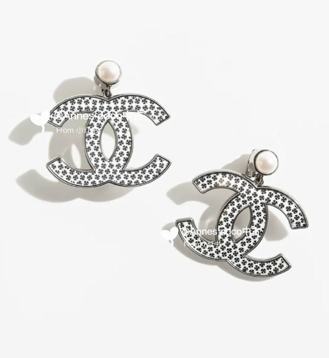 Chanel 银黑色双C彩绘雪花耳环 银黑色大双C彩绘雪花耳环谁能顶得住香奈儿的银黑色组合真的顶不住啦实物太惊艳上身美到爆 妥妥的吸睛怪