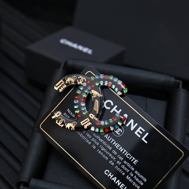 Chanel 亚克力树脂彩石手绘双C胸针 日常超百搭不挑人 极简又精致 谁戴谁好看系列超级值得入手