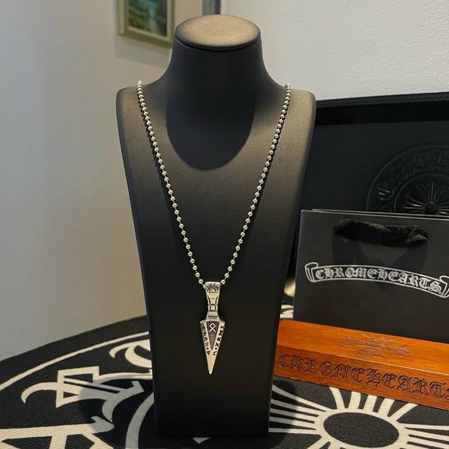 新款 专柜品质 Chrome Hearts克罗心 经典复古圆珠项链 宝剑多元素吊坠 凹凸造型不同的花纹设计风格 呈现出与众不同 十字架 童军花是克罗心的志 所以