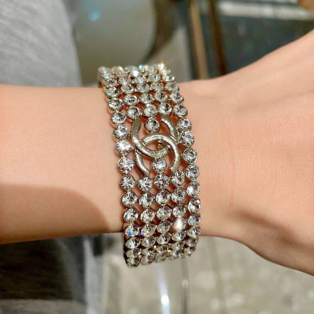 新款新款香奈儿双C镶钻手镯超重工Bling Bling，颜色搭配得非常好高级感 女神气质高端 黄铜材质不过敏不褪色。一比一精美工艺，经典至极的魅物，性价比高 必