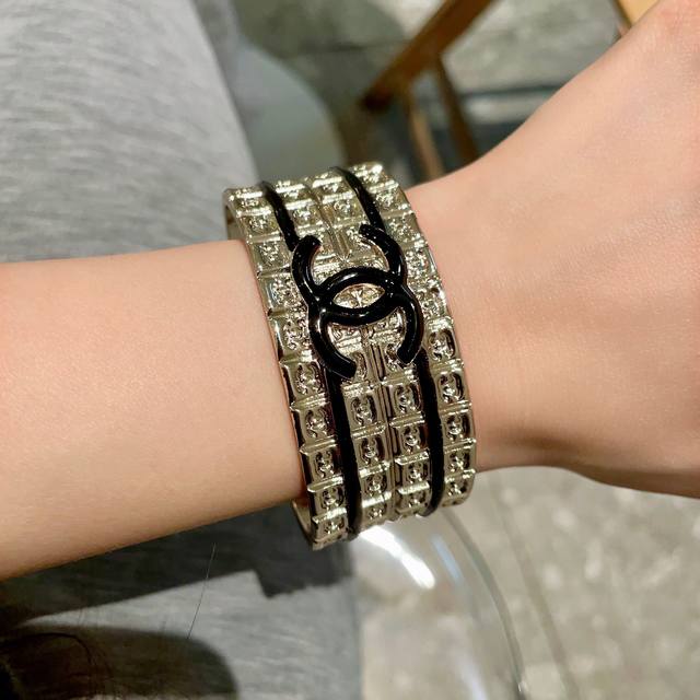 新款新款香奈儿双C链条手镯超重工Bling Bling，颜色搭配得非常好高级感 女神气质高端 黄铜材质不过敏不褪色。一比一精美工艺，经典至极的魅物，性价比高 必