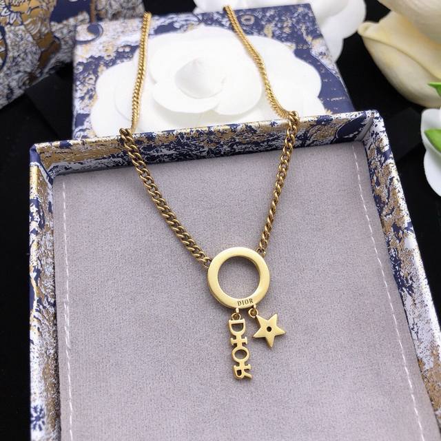 编号Dxl0101 Dior迪奥 原单新品 圆形Cd吊坠微镶钻星项链 高端品质，专柜1:1开模，专柜原版同黄铜材质！高级925银针防过敏处理，Cnc精雕刻，细节