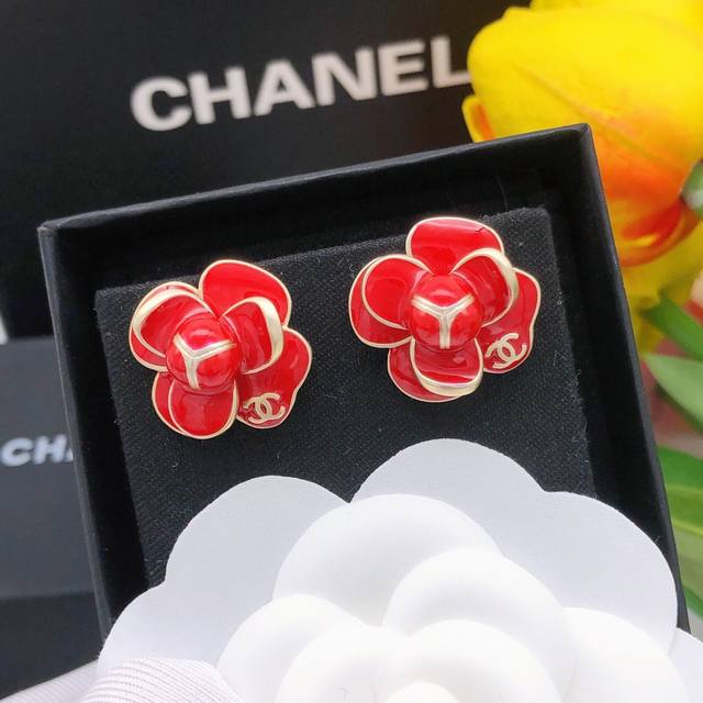 编号Xed0772 Zp打版 小香 Chanel 红色滴油山茶花耳钉。 优雅大方精工设计 雕刻 非常修饰脸型 青春活力 一眼就被这款吸引了 非常漂亮的颜色搭配