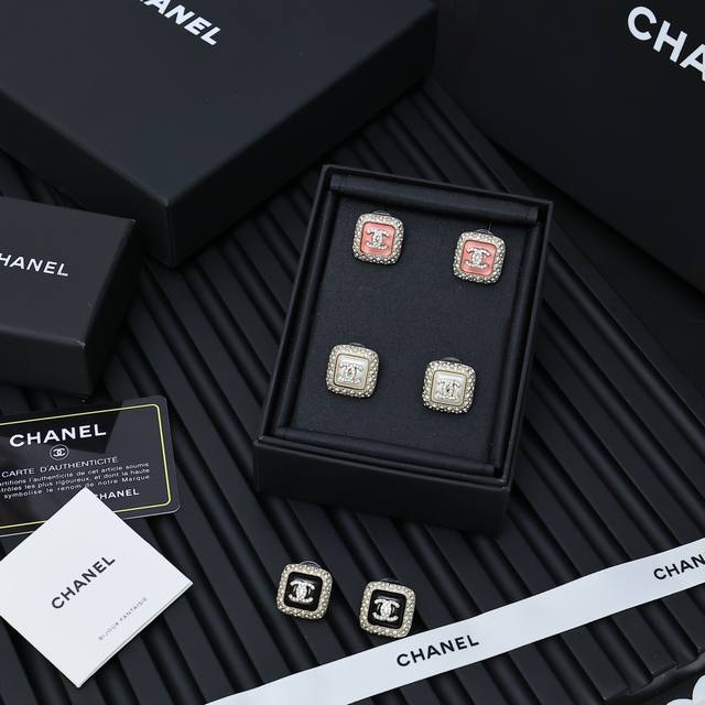 Chanel方糖满钻耳钉，糖果色超级百搭 设计非常精美没有多余复杂夸张的元素颜色搭配非常年轻俏皮Blingbling超好看