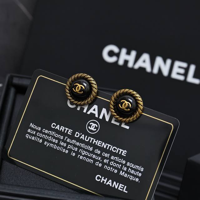 Chanel 复古双C圆耳钉， 貌美实用又很特别贵妇感满满 质感很喜欢上耳不会太重闭眼入