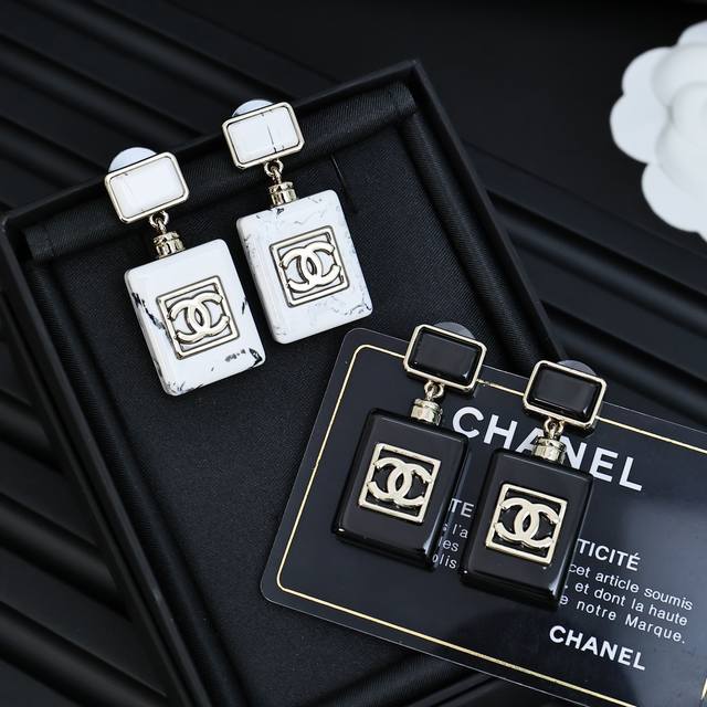 Chanel大理石紋香水瓶耳環 這副上耳真的好氣質一見鍾情超級喜歡 而且每一對上面灰藍色的紋路都不一樣~遇到喜歡的紋路分佈需要緣分~
