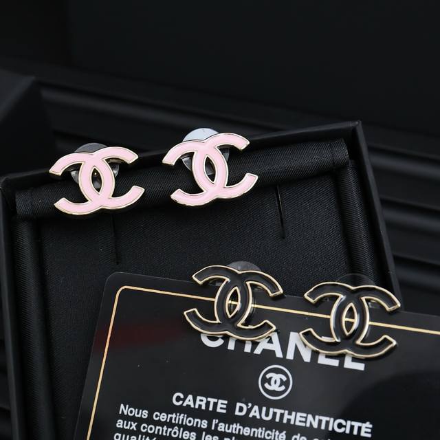 Chanel 25早春珐琅双C耳钉 浅金色搭配珐琅经典双C 高级又时髦日常款式 奢华大气时髦感 美炸啦#