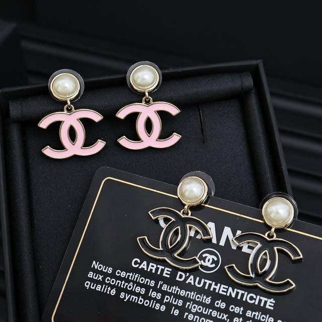 Chanel 25早春珐琅双C珍珠耳环 Vintage复古风格设计 浅金色搭配珐琅经典双C珍珠耳环 高级又时髦日常款式 奢华大气时髦感 美炸啦#