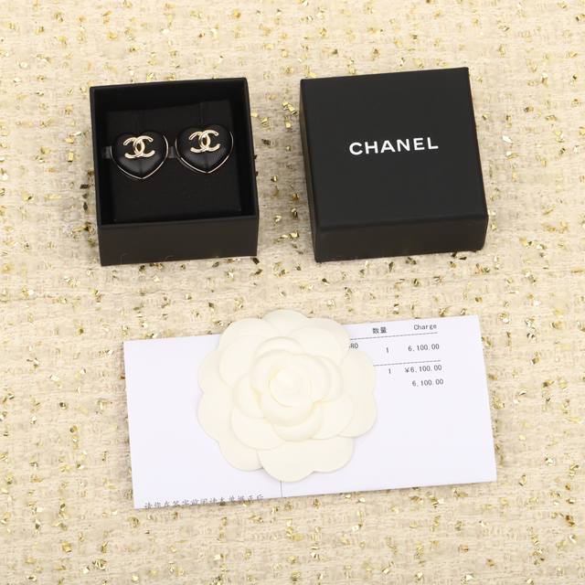 207709 我们出品 Zp7930,认准真正购入Zp开发的！量大咨询客Fu Ch Nel爱心羊皮耳钉 每期必入的经典双C耳钉，一致Zp黄铜材质进口小羊皮，全部