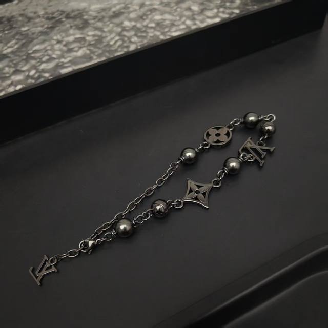 Lv Pearls 手链 M1391A Lvpearls 手链令 Damier 铭纹金属珠饰与路易威登标识装饰交错排布于链条，以沉稳色调演绎经典风范，可为各式场