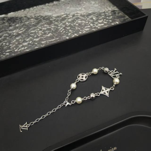 Lvpearls 手链 M1384A Lvpearls 手链令 Damier 铭纹金属珠饰与路易威登标识装饰交错排布于链条，以沉稳色调演绎经典风范，可为各式场合