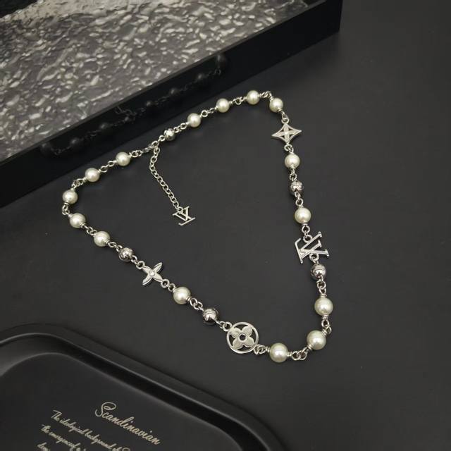 Lv Pearls 项链 M02448 Lvpearls 项链以多元材质展现匠心细节，将品牌元素穿插于珠饰链条，再巧妙融入 Damier 图案铭纹，成就品牌拥趸