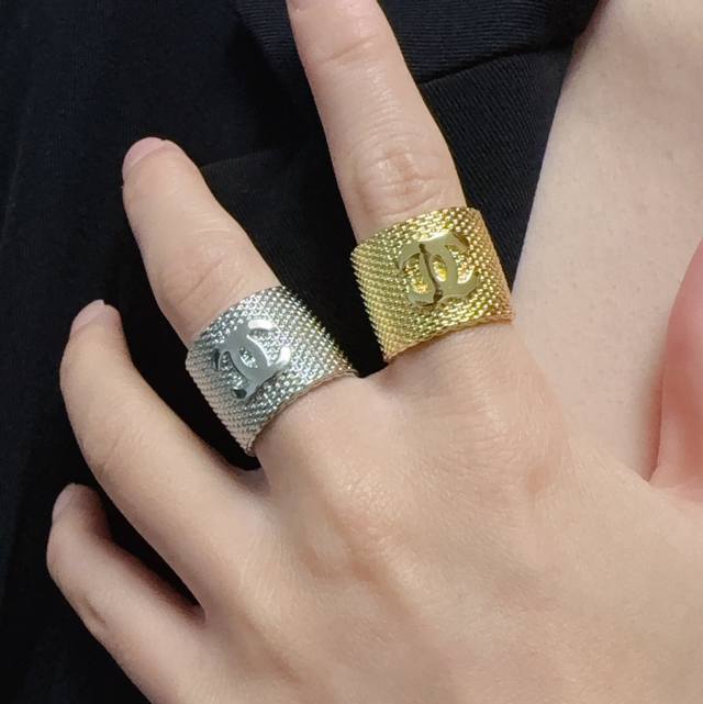 高端品质上新小香风Chanel亮面时尚系列造型复古编织金、银戒指！夏天必备款一戴就忍不住想夸的一款，简约的设计，超精致又显手白，简直爱了！又可以跟其他款式叠搭一