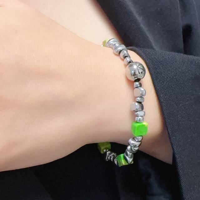 香奈儿Chanel字母双C高级突碎银子绿松石手链，搭配天然黑胆石具有保健功效经典火热爆款来袭大牌香奶奶这个品牌在时尚女性当中绝对无所不知都知道它的经典与岁月逢出