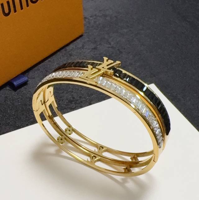 新品 原单货 Lv字母雕刻镂空白钻、黑钻窄版带Logo手镯Louis Vuitton 路易威登 专柜一致材质 火爆款出货 设计独特 复古前卫。手镯14K精工保色