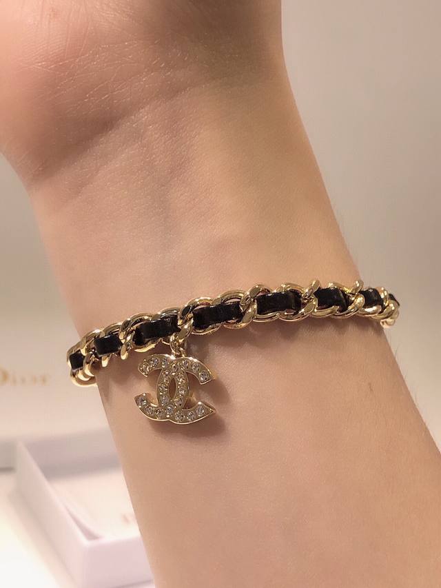编号Xsl0004 Chanel 小香皮带手链， 高端品质，专柜同材质，真正黄铜，离子电镀，独家实拍图做工精致细腻，重工版本，超级仙女唯美的一款，做工超级细心无