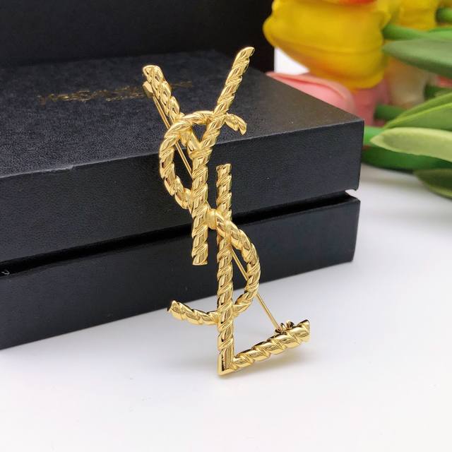 编号Yxz0021 圣罗兰胸针 经典 新款 亚金黄铜材质真实细节呈现 隆重出货 原版亚金黄铜材质 顶级工艺