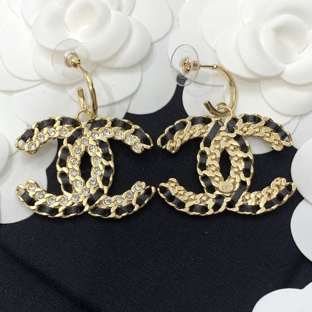 编号Xed0158 Chanel .小香 年早春新品 黑色链条双C皮革耳钩 精选原版一致黄铜材质搭配S925纯银针 马思纯同款.