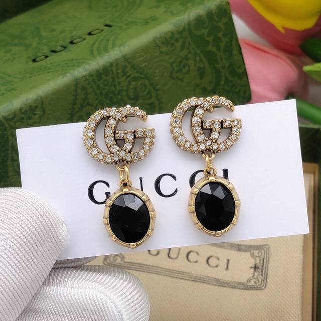 编号Ged0072黑色 编号Ged0010白色 Gucci古驰 双G耳钉 超有辨识度的双G Logo加上一颗大大的宝石 不同的颜色搭配不同的着装 黑色古金做旧工