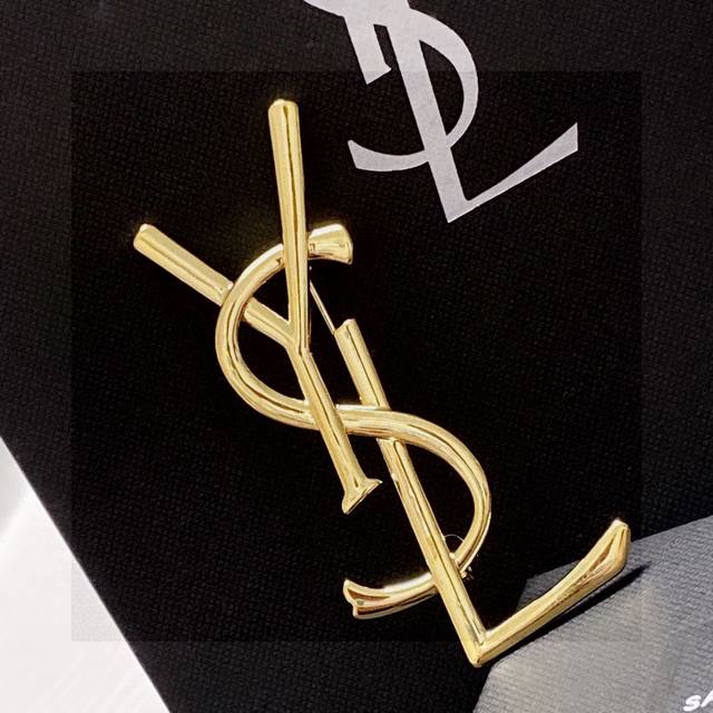 Ysl圣罗兰专柜新款同步古金亮面胸针，是最懂女人的饰物。那些倾注了全部心血去做自己的女人，往往更珍惜胸针的意义。圣罗兰女士把胸针别在帽子上，并告诉那些模仿她的时