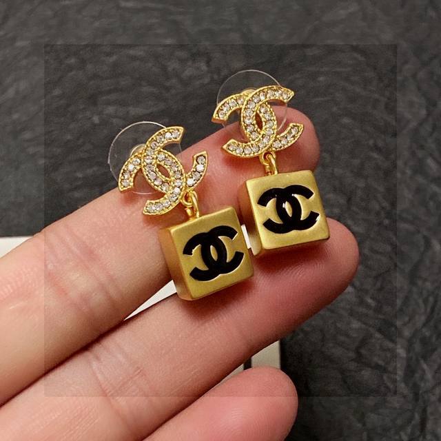 Chanel 小香 新款双C字母镶钻中古金耳钉 专柜同步上新 耳环 原版一致黄铜材质搭配纯银针耳环 精工细作打造全网最高性价比最高品质