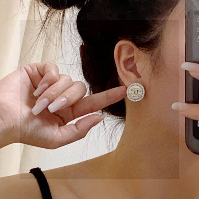 Chanel 香奈儿双C耳钉 这款随意搭配都是非常好看百搭时尚单品 日常款 很修饰脸型 很上档次的 很优雅气质 香香的耳钉实在是太精致了、淑女大气 真的 黄铜材