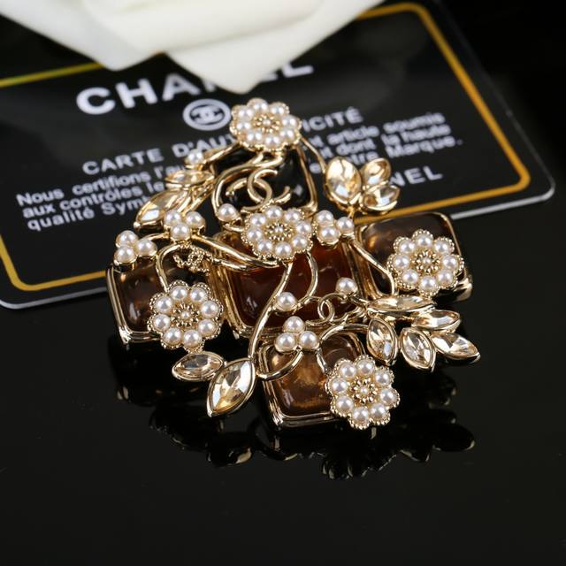 香奈儿 Chanel 最新秋冬 珍珠 水晶 胸针 经典耐看 双C独特设计 原版一致黄铜材质