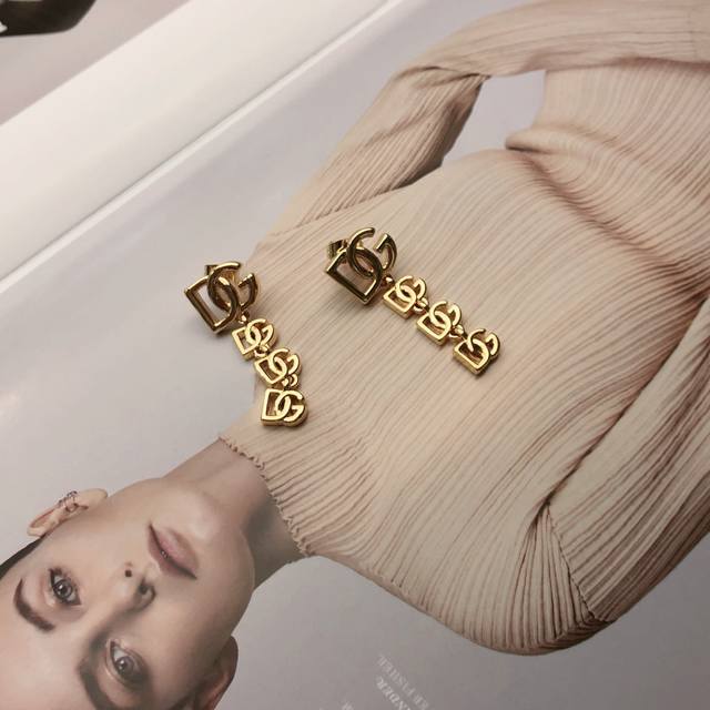 新品Dolce&Gabbana 杜嘉班纳 走秀夸张耳环 新款Dg秀场耳钉款！纯手工制作 黄铜材质耳环，工艺复杂 限量销售