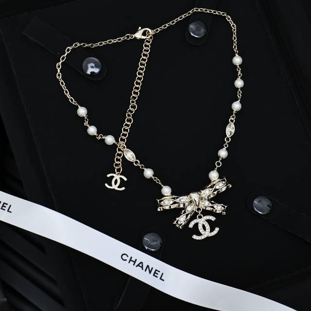 Chanel 24B镂空蝴蝶结项链 淡金色搭配镂空设计复古又少女 这个系列真的火好重工好美