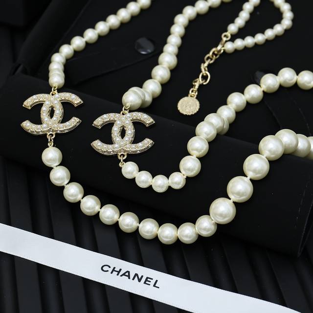 Chanel 100周年2个双C珍珠毛衣链 呼声最高的珍珠项链，小香100周年双C经典款 一条难求说的就是它一年四季的爱