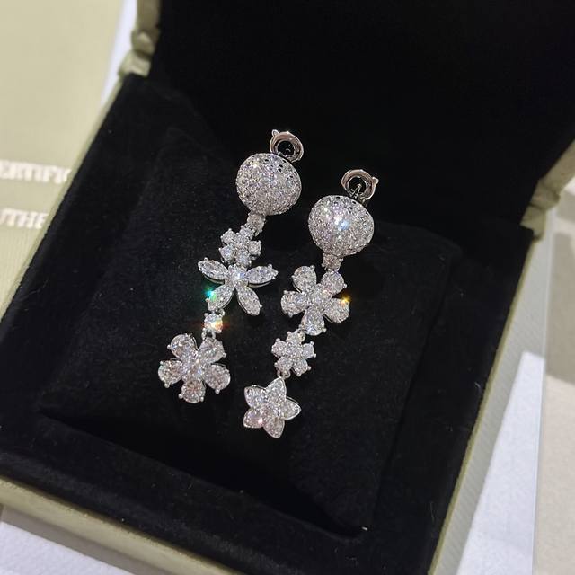 A1935 梵家 繁花 花朵 流苏 不对称耳环 高端定制S925纯银打造 所有的欢喜与遇见都能在近期抵达 此后一路繁花幸运长久伴随 全部5A高碳钻 电镀厚金 纯