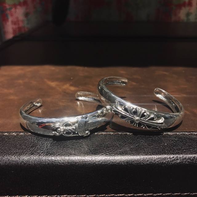 Chrome Hearts 克罗心 设计风格融合摇滚庞克、街头嘻哈等低调的奢华风，其秉持着纯手工制作、设计精美不分圈号 十字花 宝剑 两款手镯
