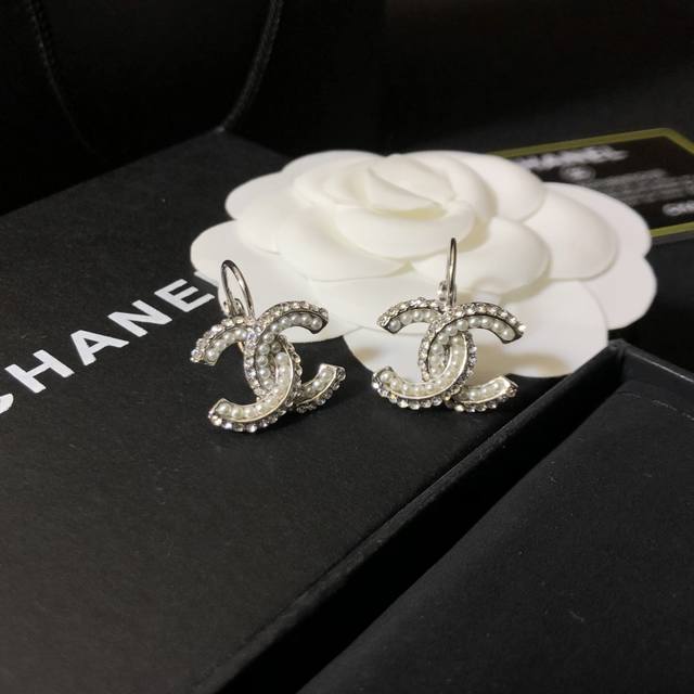 代购级别Chane* 小香 珍珠 耳钉 香奈儿早秋款珍珠耳钉 专柜黄铜材质 珍珠 正品热卖爆款 如图代购级别 秒杀市场货