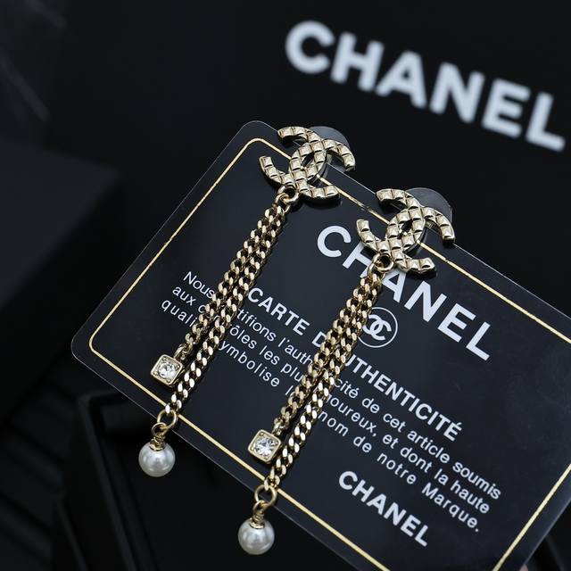 Chanel菱格双C流苏耳环 复古又朋克菱格纹做的双C造型搭配流苏更加洋气了流苏的部分也不单调更有层次感啦