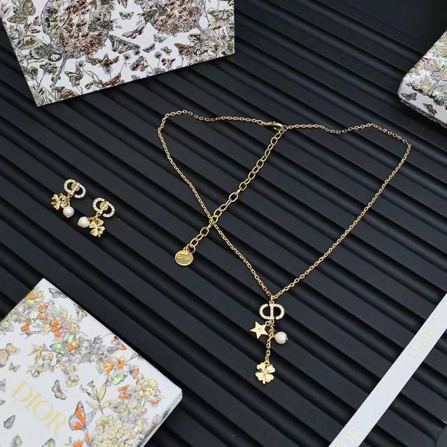Dior 25早春幸运四叶草套装 仙女珠钻首饰温柔优雅柔美 仙气十足 日常佩戴或者聚会婚礼搭配礼裙都很美 耳环 项链